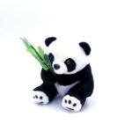 peluche panda avec feuille de bambou